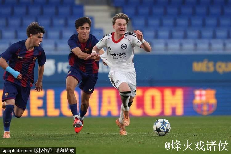 波兰17岁边锋皮图谢夫斯基获关注:拜仁、波尔图等4队考察,巴萨亦在关注 波兰17岁边锋皮图谢夫斯基获关注:拜仁、波尔图等4队考察,巴萨亦在关注