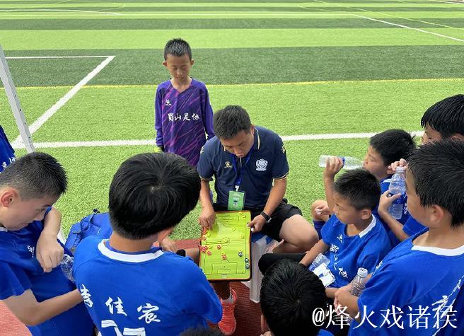 名宿助阵传授经验，少儿足球联赛点燃少年追梦热情。